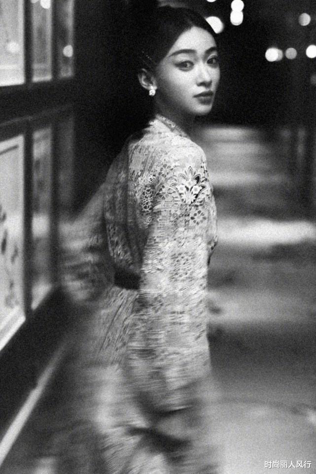 老人与狗|baby迪奥大秀排面赢过赵丽颖!漫画造型配红毯太新颖,景甜成霸主