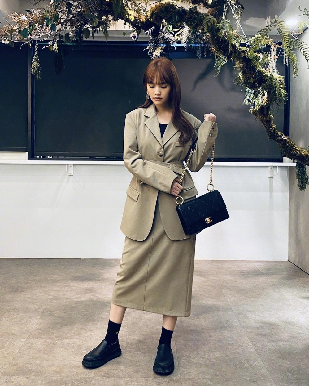 杨丞琳|杨丞琳拥有娃娃脸任性，穿一身牛仔套装走机场，少女感扑面而来