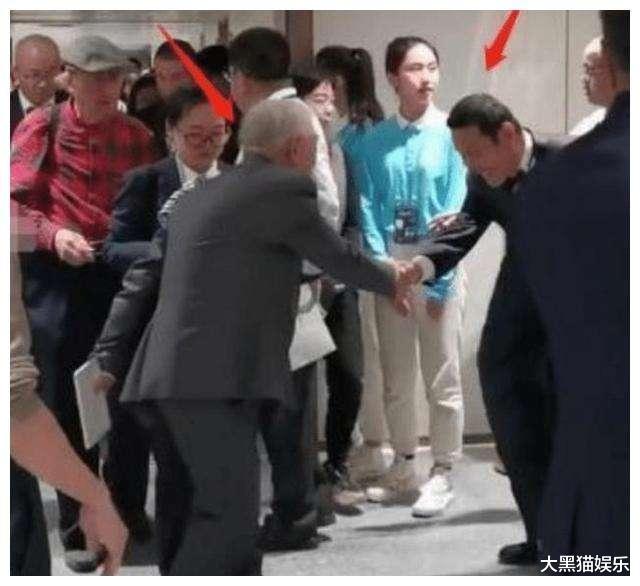街拍|老戏骨陈道明：娶\中国第一女主播\38年无绯闻，今一家幸福