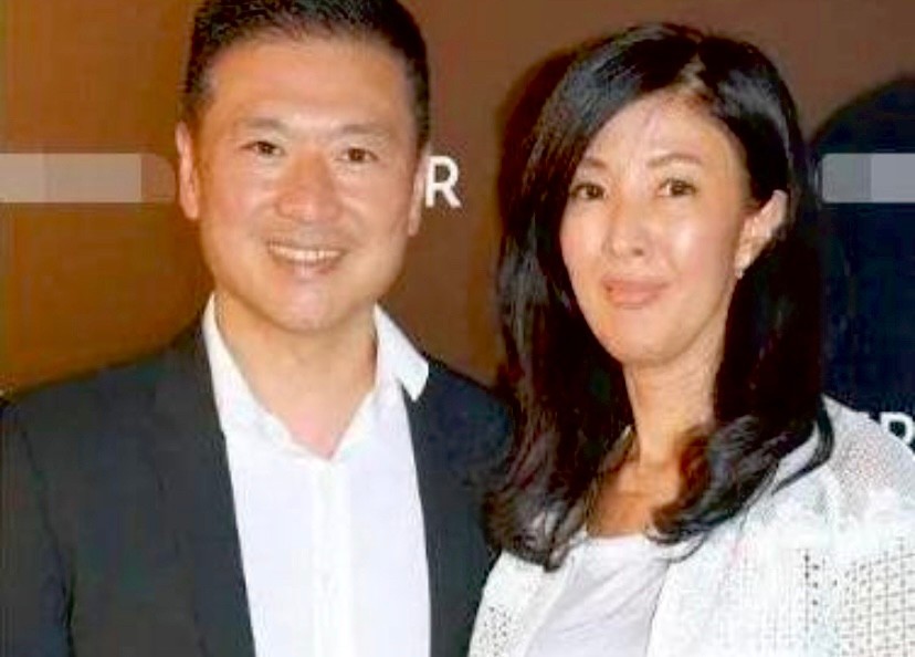 李嘉欣|李嘉欣晒亲姐生日聚会照片， 李嘉明抱鲜花坐C位，长相普通却嫁入豪门