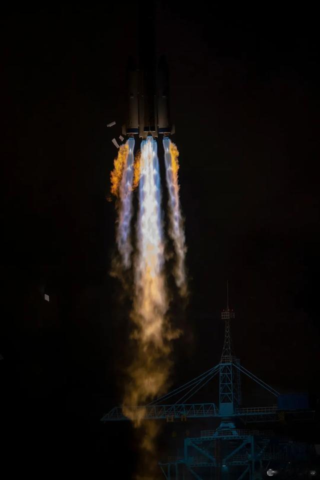 航天员 火箭腾空后，真的有点像龙哦