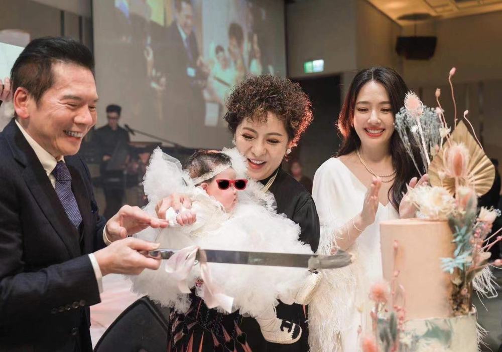 向华强|向华强抱孙女上街，小心谨慎路都不敢大走！网友：真是一物降一物