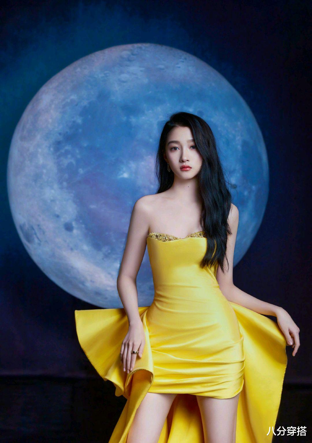 关晓彤|关晓彤越来越会打扮了，黄色抹胸连衣裙大秀“竹竿腿”，美得高调