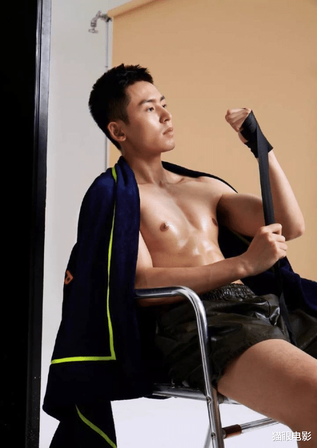 张哲瀚|张哲瀚身材太好上热搜，屁股翘得太显眼，网友：这是我能看的吗