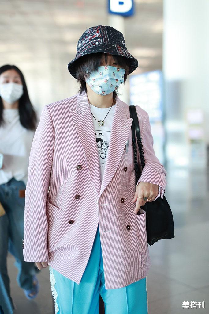 美搭刊|周笔畅真敢穿,粉西装配蓝色长裤时尚抢眼,曾经的假小子变女王了