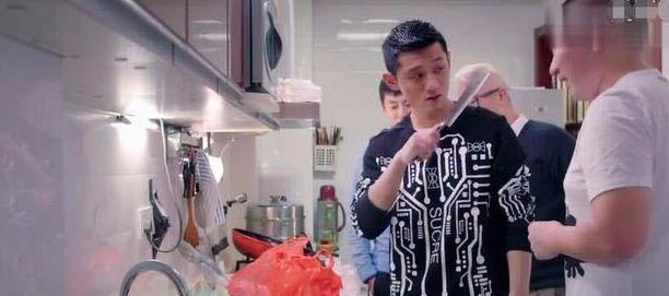 |看看张继科现实中的家，奖杯摆满了展示柜，全套红木家具太醒目了