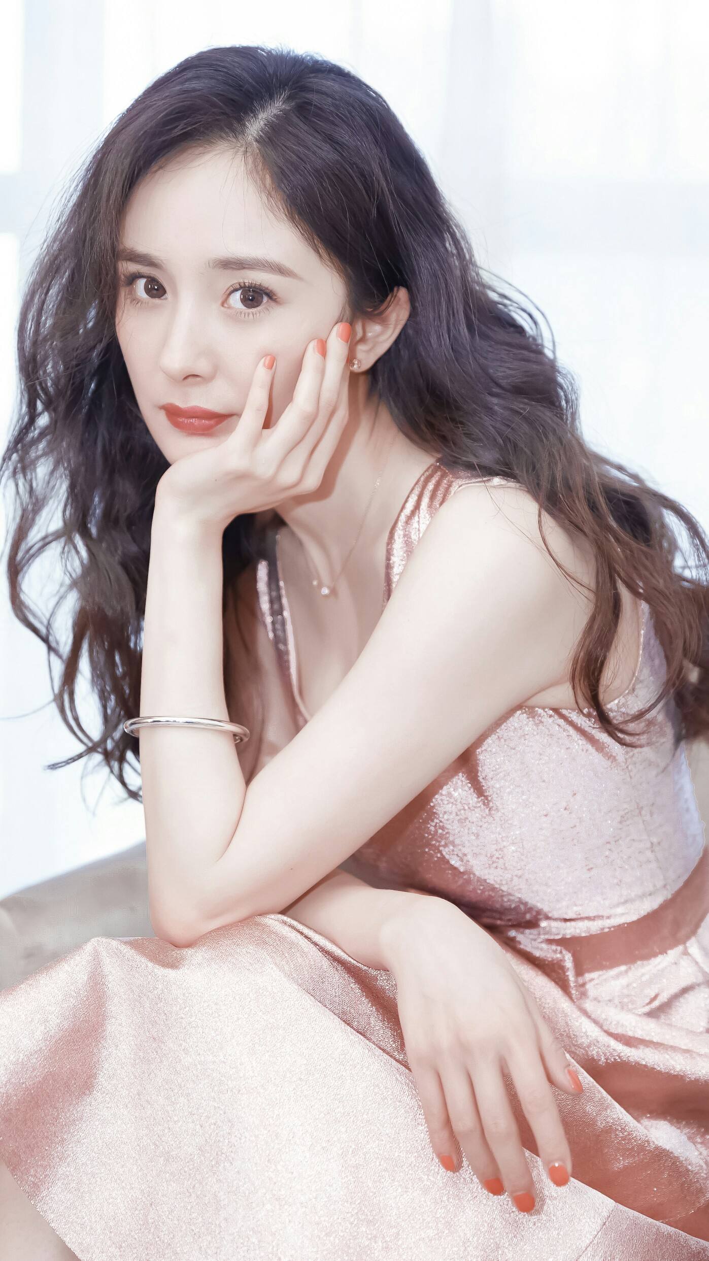 杨幂|35岁杨幂称想恋爱：天天都期待爱情，可是不会主动追求男方