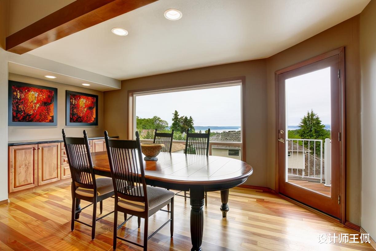 阳台只能铺瓷砖？时尚的年轻人都不喜欢这种设计了，看着就很土