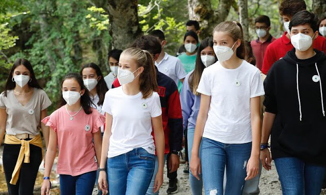 全球时尚风行|西班牙索菲亚公主比姐姐敢穿！同穿T恤牛仔裤，妹妹破洞裤抢镜啦