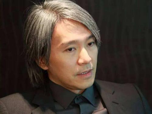 周星驰|为什么当年周星驰40岁就已经满头白发了？原因引人泪目