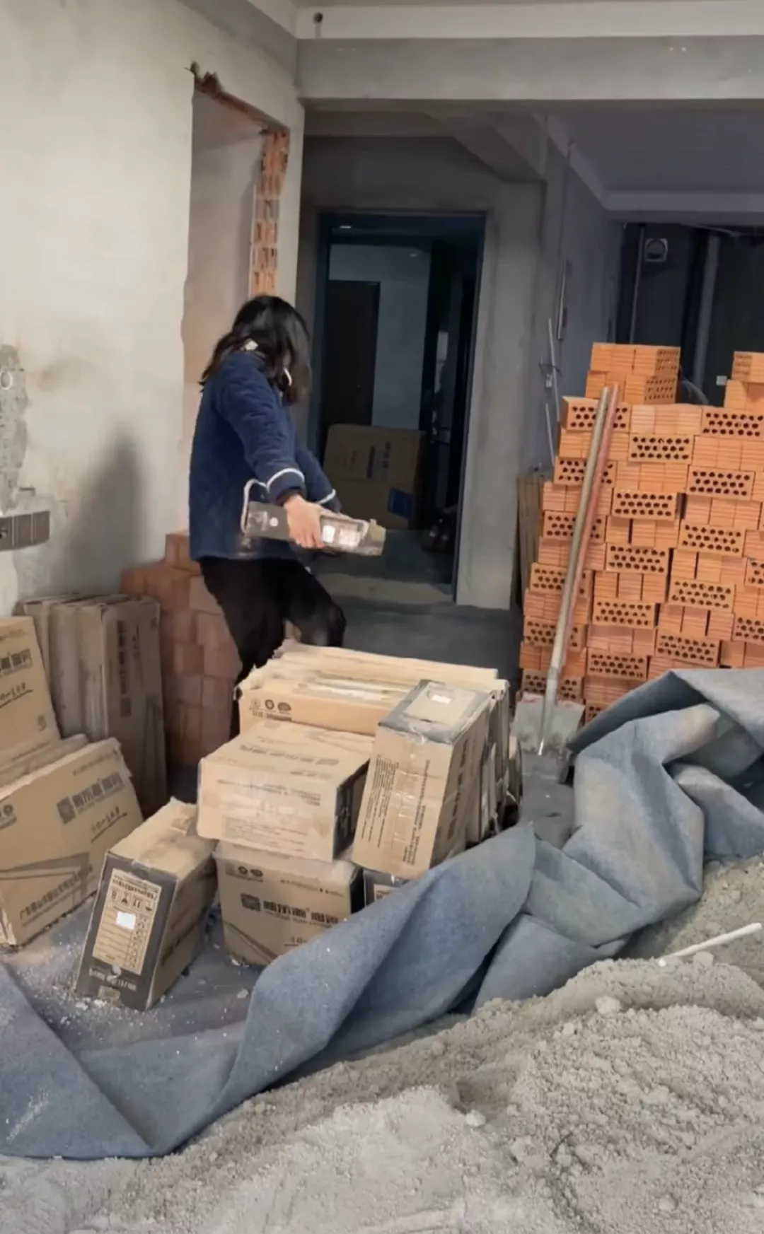 “住毛坯房女孩”走红半年，企业家把一车建材运到她家楼下