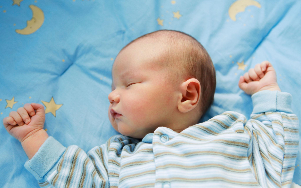 蔷薇妈妈育儿记|孩子睡觉“满床滚”,爸妈别嫌娃烦人,这是他们在向你传递信号