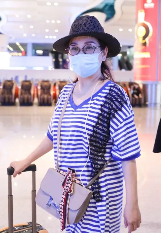 全球时尚号|50岁的陈松伶被老公宠成“公主”，穿条纹T恤好随性，自带优雅感