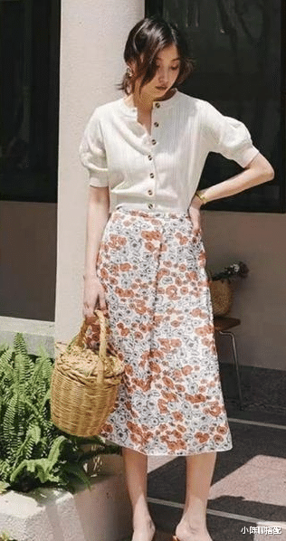 小陈聊搭配|女人无论什么年纪,穿“薄针织衫+半裙”都温柔到骨子里,超优雅