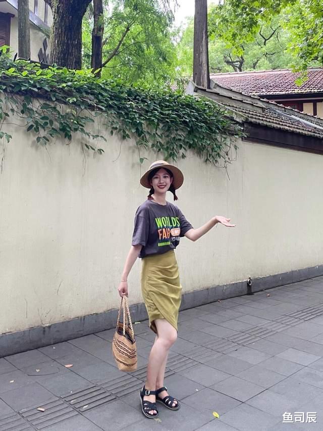 鱼司辰|想要搭配出氛围感其实很简单，条纹衫配牛仔裤简约利落，高级时髦