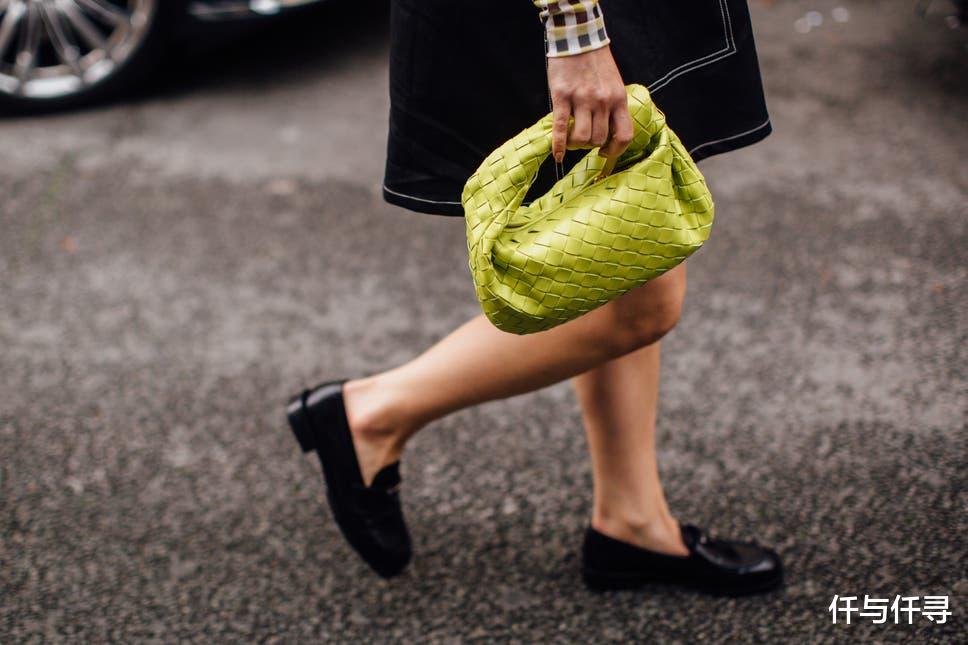 |职场时尚学:先敬手袋后敬人?职场里使用名牌包,是利还是弊?