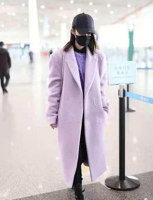 李沁|李沁果然是人美会穿衣，粉紫色大衣搭配同色系内搭，甜美又撩人