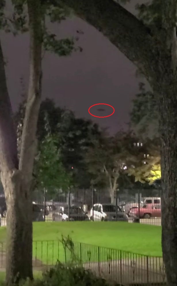 UFO 外星人或曾造访美国？盘旋在纽约夜空的飞碟形状UFO发出神秘光线