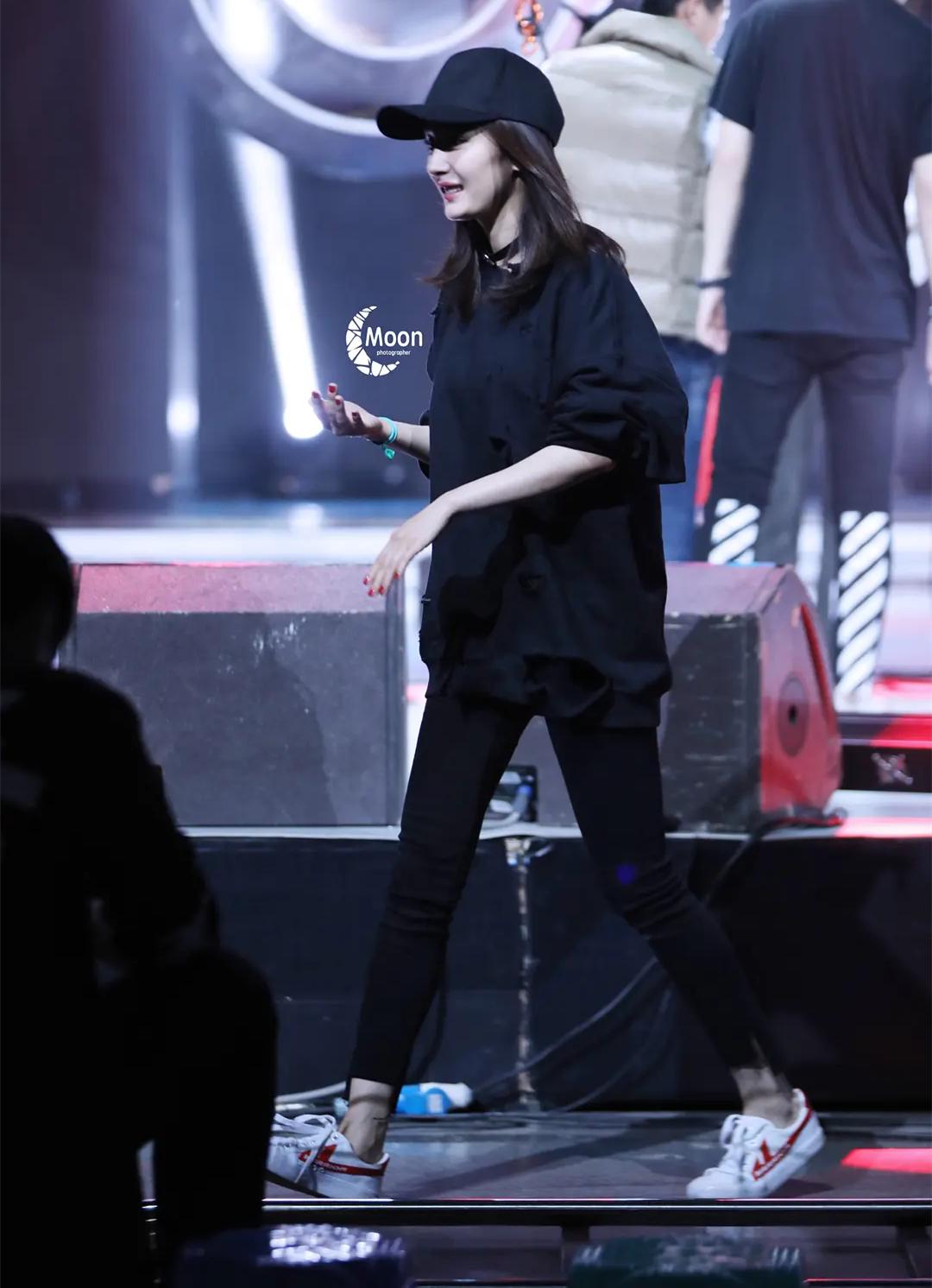 杨幂|杨幂穿65元回力鞋出街，黄奕母女换全套李宁，明星集体力挺国货