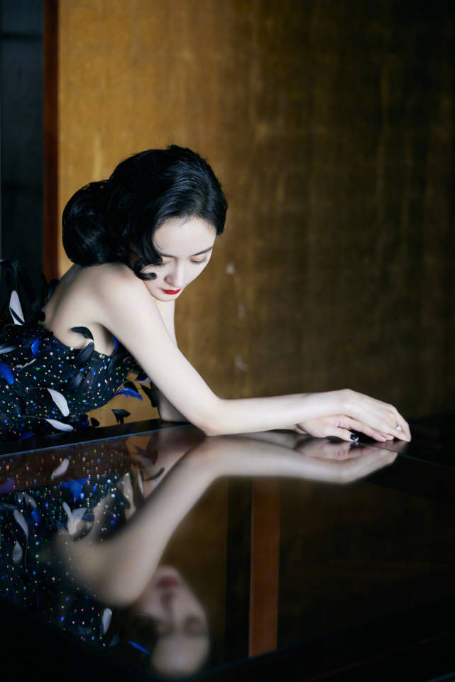 许佳琪|杨幂黑天鹅造型出席时尚芭莎