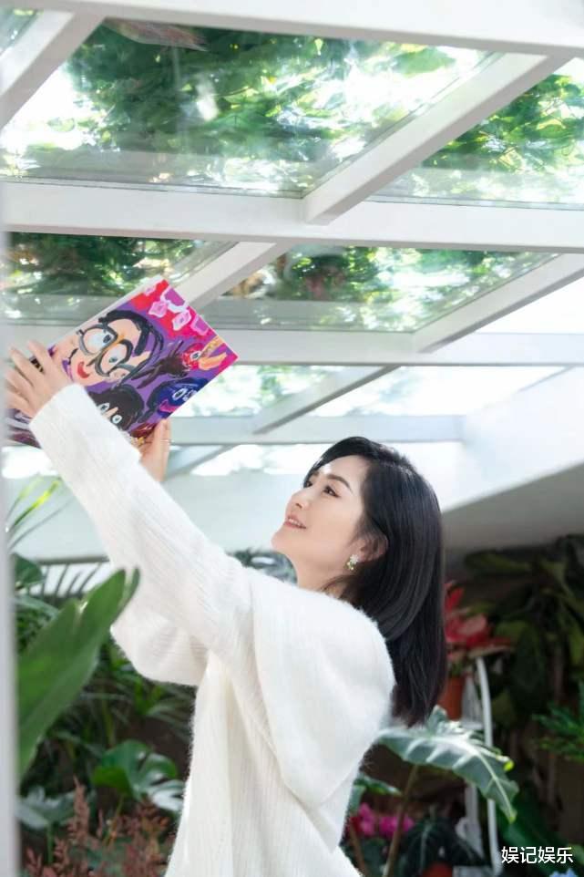 谢娜|谢娜发新歌，女儿们画作惊喜出镜，一家五口另类同框超幸福