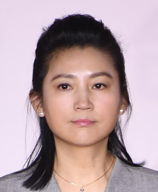 潮流前沿|王小丫很会打扮,灰色西装裙看似简单,但恰恰简洁大气,太显气质