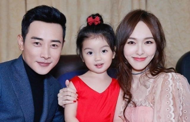 唐嫣|唐嫣低调撒糖，和罗晋同穿女儿喜欢的米老鼠衣服，一家三口超幸福