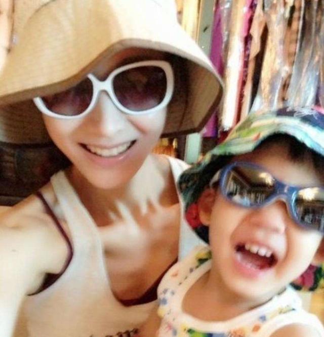 李嘉欣|李嘉欣穿透视裤和儿子出门，引人非议：露装癖对孩子影响有多大？