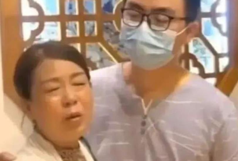 杜新枝|上蹿下跳！杜新枝与粉丝聚会笑成一枝花，粉丝怂恿老杜找姚威