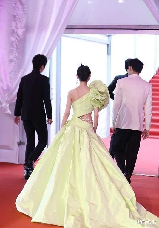 关晓彤|上影节红毯，殷桃高调秀性感，张子枫水桶腰抢镜，关晓彤又失手