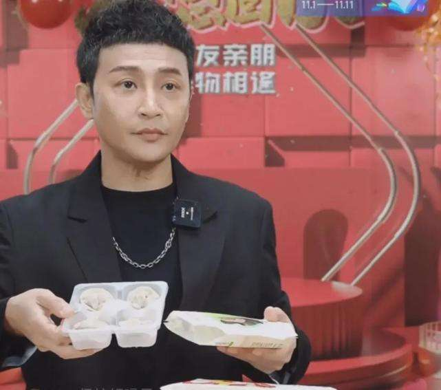 陈志朋|50岁的陈志朋直播带货，忘记开美颜，有人说他皮肤黑，情绪失控