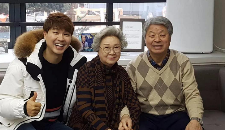 朴秀洪|搞笑艺人朴秀洪，和小23岁圈外女友结婚，曾被亲哥骗100亿韩元