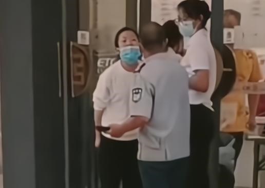 银行 50岁老头你喊我20岁“大姐”，浙江女子大闹银行：你眼瞎