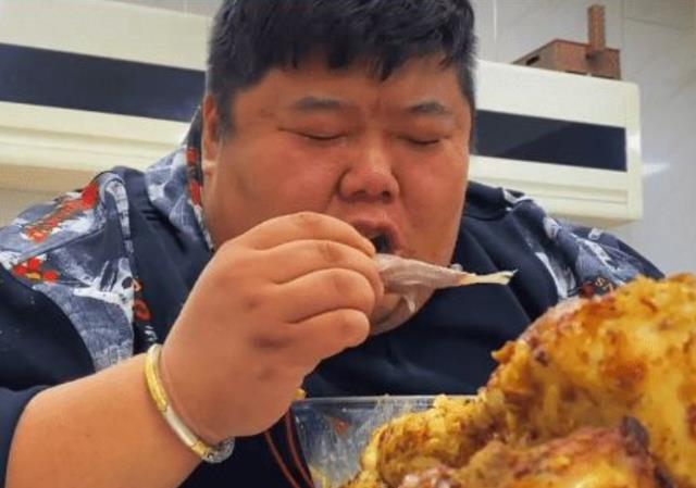 唇膏 胖猴仔被重金邀请，1个月倒给10万，助理爆料：运动也要带呼吸机