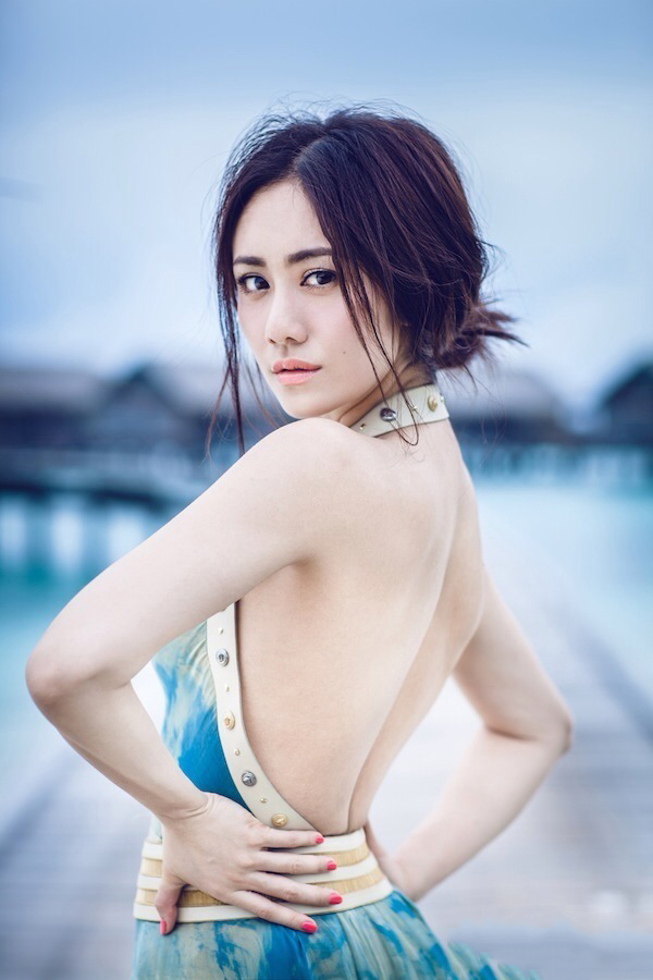 刘芸|刘芸出席活动，紧身连衣裙秀锁骨，网友：玲珑身段超吸睛