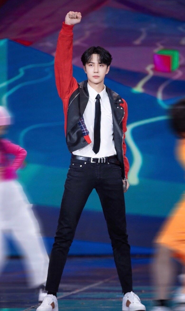 王一博|王一博央视特供手势：被绑架了就眨眨眼