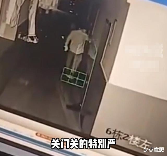 武汉:社会青年翻墙进女寝偷内裤,学生:他挂在脸上,看了都害怕