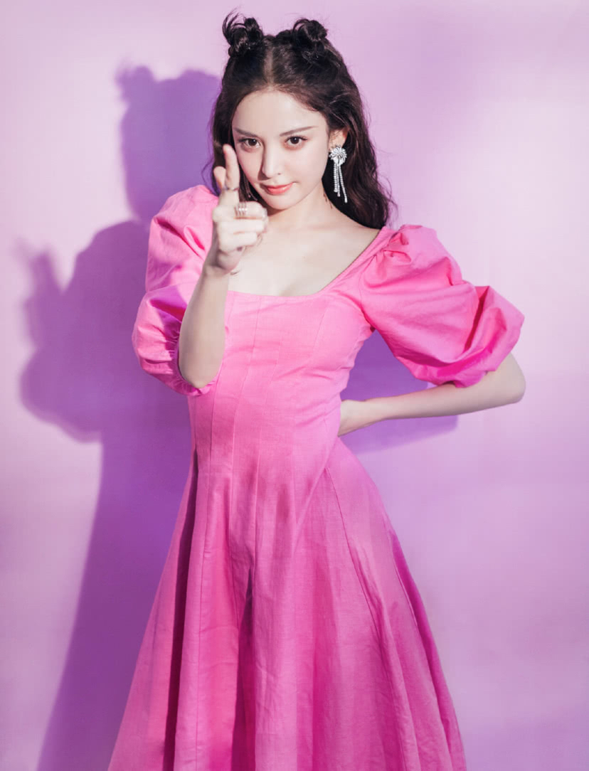 潮帮先生|娜扎没选对衣服，穿近万元裙子却被嘲“夜市气息”，全靠颜值撑着