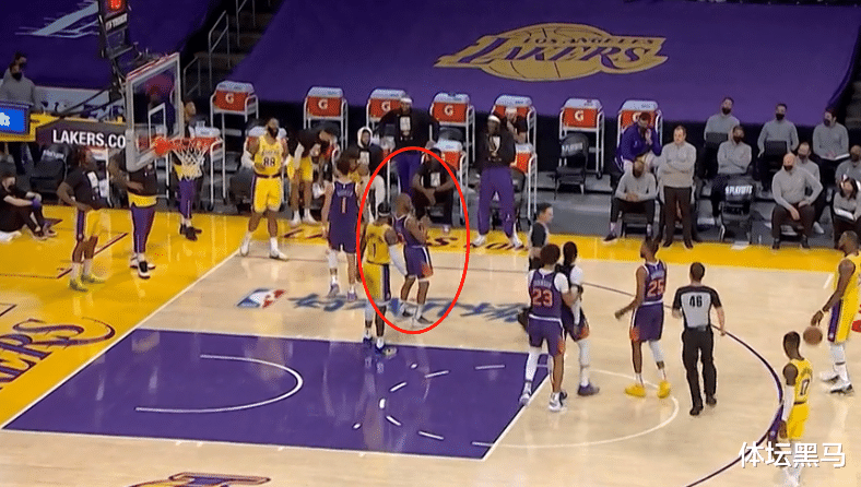 勒布朗·詹姆斯|真的是好兄弟？太阳锁定胜局，保罗在湖人替补席前模仿詹姆斯背打
