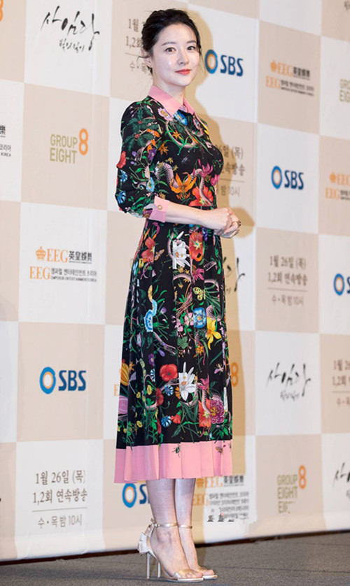 全球时尚号|“大长今”李英爱不显老，穿印花长裙如少女一般，“婴儿肌”抢镜