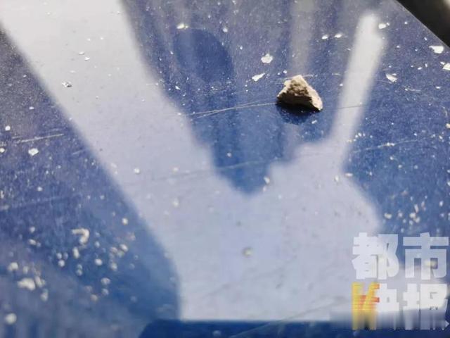 陕西都市快报 又现高空坠物！西安一小区空降水泥块砸碎……