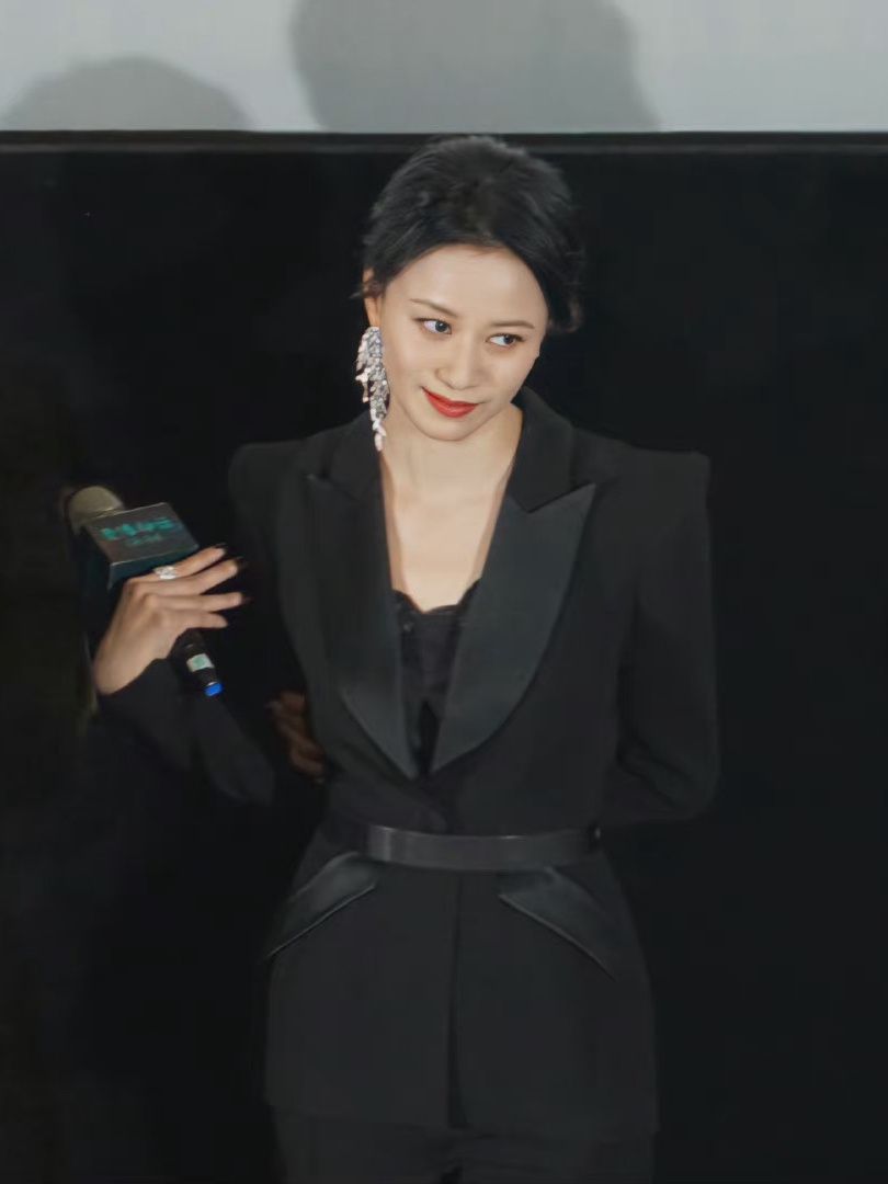 倪虹洁|被倪虹洁的气质迷住了！西装配红唇演绎优雅女人，43岁状态绝美