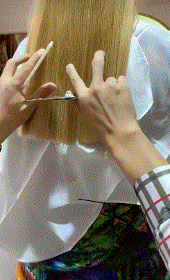 女主播 今天看直播，女主播的“xiong”掉了下来, 直播间瞬间炸开了锅。