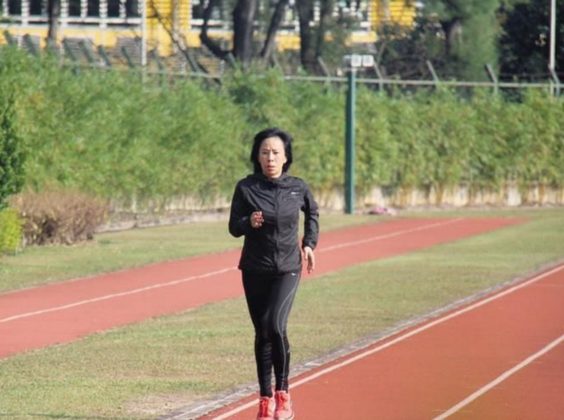 周润发|周润发老婆素颜跑步被拍,也不避镜头,爱运动的人才会被岁月善待