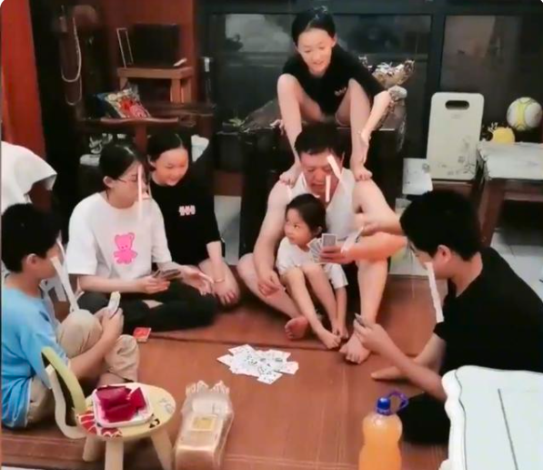 兜妈爱叨叨|“好姑姑”带7个娃过暑假，客厅卧室被填满，网友调侃集齐七龙珠