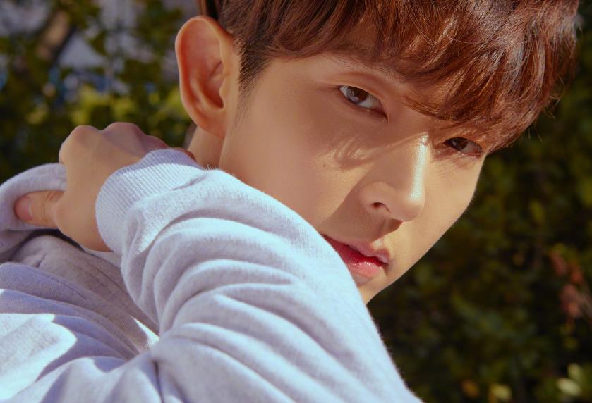 周冬雨|他曾是雌雄莫辨的美少年，常与IU周冬雨合作，如今近照肿得认不出