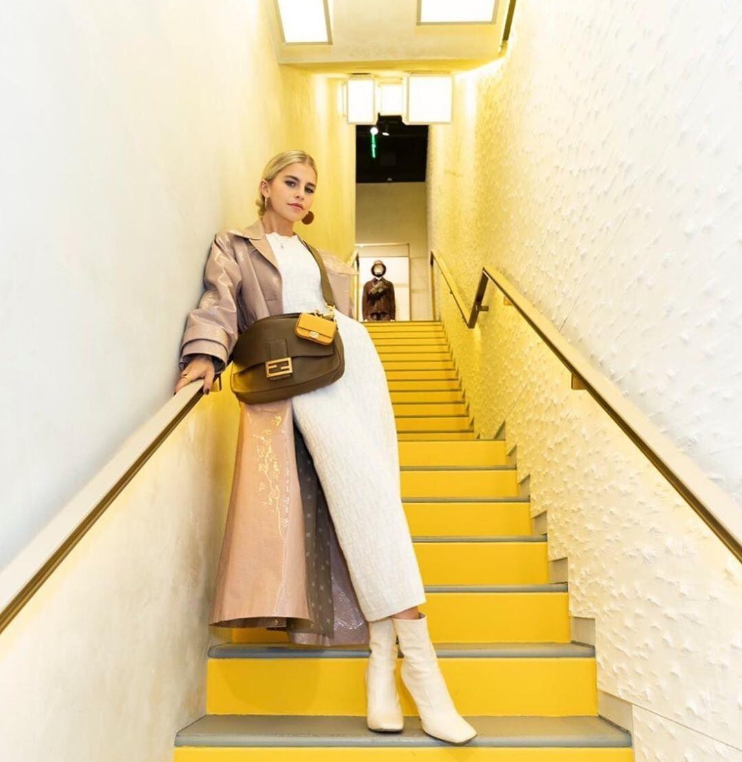 白小白的衣橱 有品位的女人试试大衣和针织裙，优雅与妩媚并存，穿对了很美