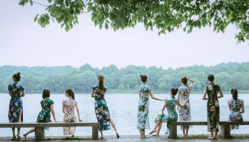 大学生 大学生“旗袍毕业照”走红，男生比女生还妖娆，网友：这谁受得了