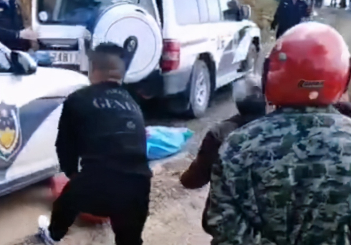 哗哗谈观点 重庆一小男孩上学途中，遇到3只恶狗，被咬住颈部不幸身亡