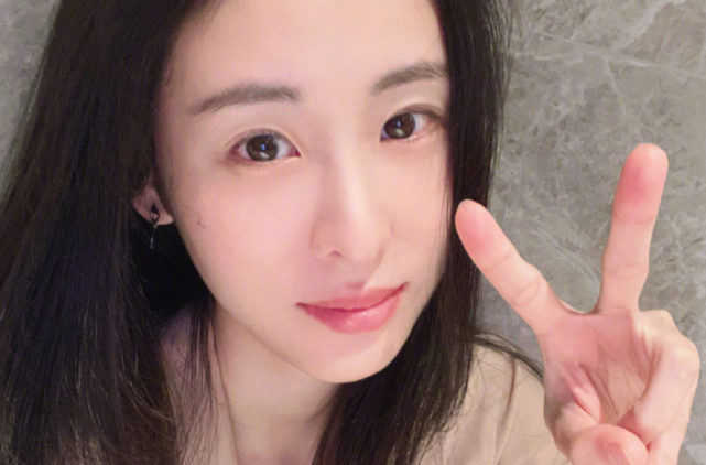 张碧晨|和华晨宇复合？张碧晨520大秀无名指戒指，比心表白“我爱你”